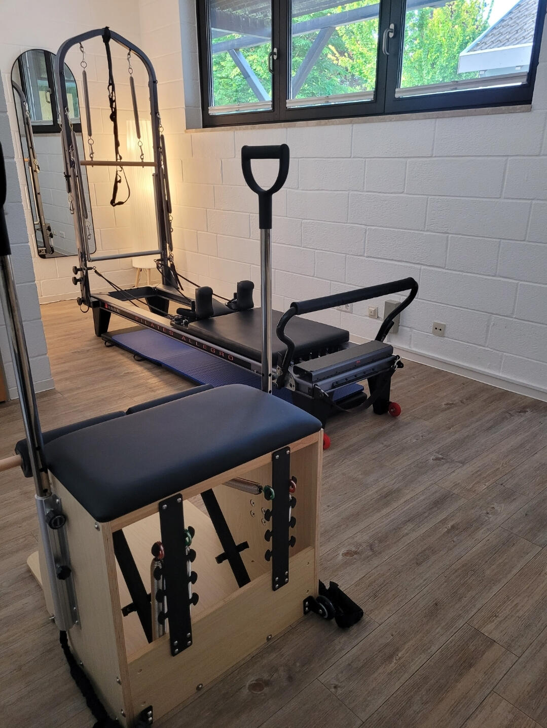 Unser Pilates Studio wurde gegründet, um Menschen dabei zu helfen, durch gezieltes Training ein besseres Körpergefühl und mehr Lebensqualität zu erreichen. Mit über 20 Jahren Erfahrung im Bereich Bewegung und Gesundheit bieten wir eine professionelle und i