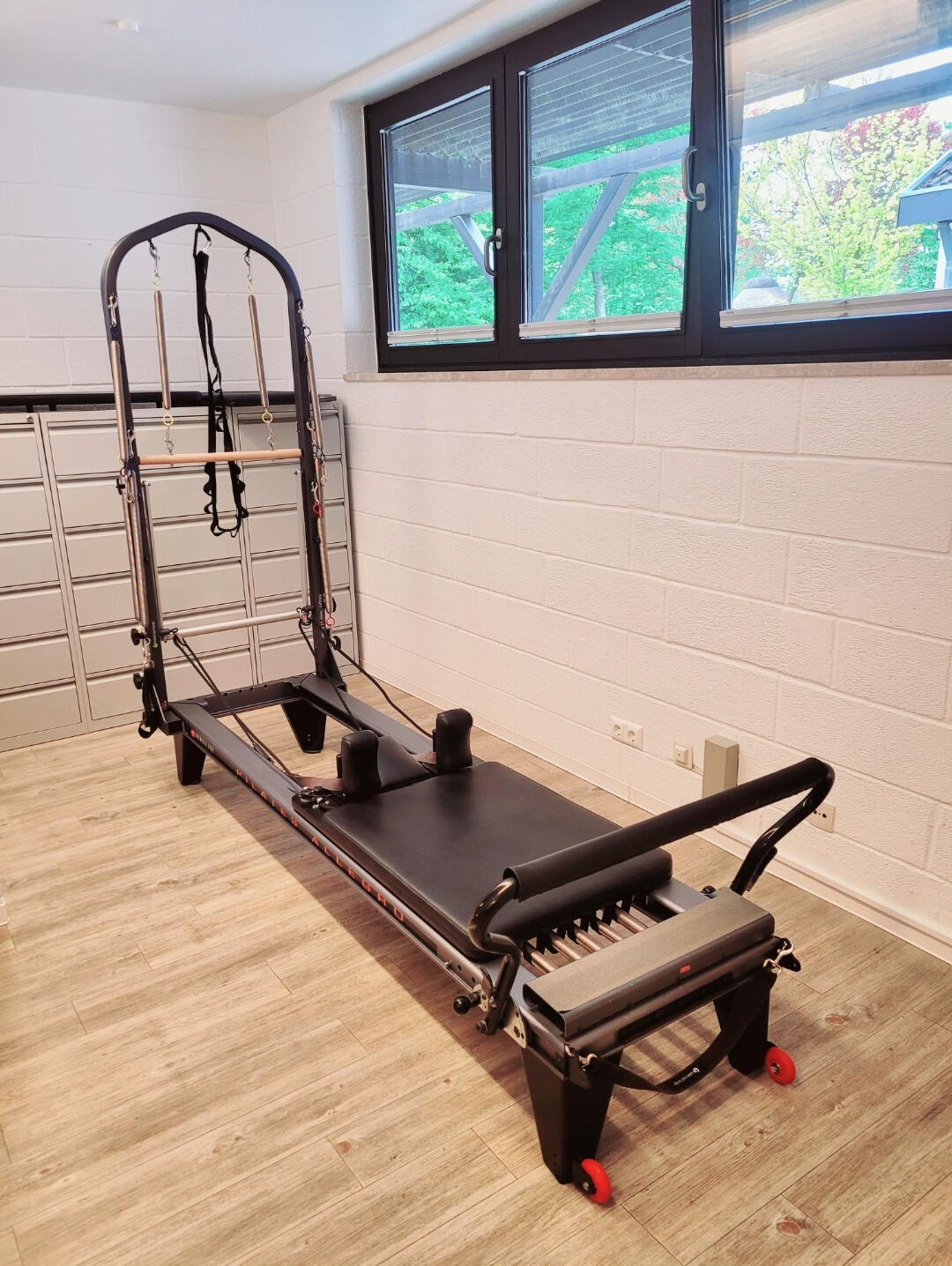 Unser Pilates Studio wurde gegründet, um Menschen dabei zu helfen, durch gezieltes Training ein besseres Körpergefühl und mehr Lebensqualität zu erreichen. Mit über 20 Jahren Erfahrung im Bereich Bewegung und Gesundheit bieten wir eine professionelle und i